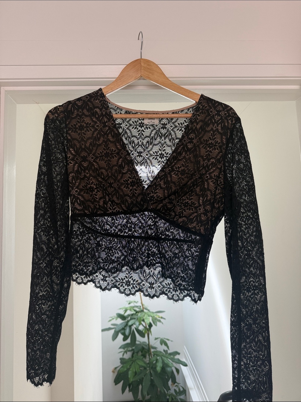 Wilfred Black Lace V-Neck Long-Sleeve Crop Top